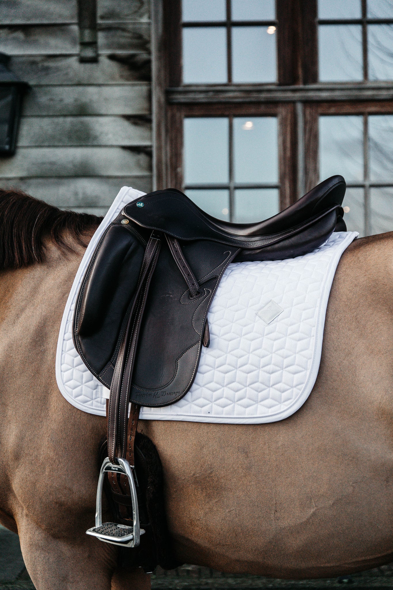 The all white classic dressage pad by Kentucky is the perfect timeless and classy saddle pad for competitions or riding at home for a more simplistic look.
