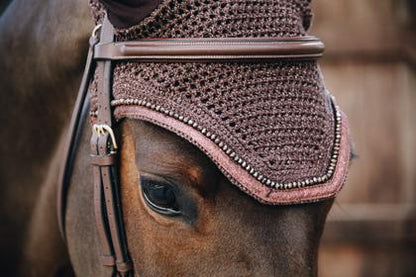 The Kentucky fly veil with sound blocking ears. Perfect for a spooky or young horse or just to improve focus. Finished with a subtle glitter band border and some glitter to add a little sparkle.