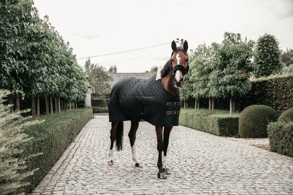 The Kentucky Horsewear 0g Lightweight Stable Rug is stunning. A lightweight stable rug with the famous Kentucky Horsewear faux rabbit fur lining. Zero gram in weight. The faux rabbit fur provides essential warmth when necessary.