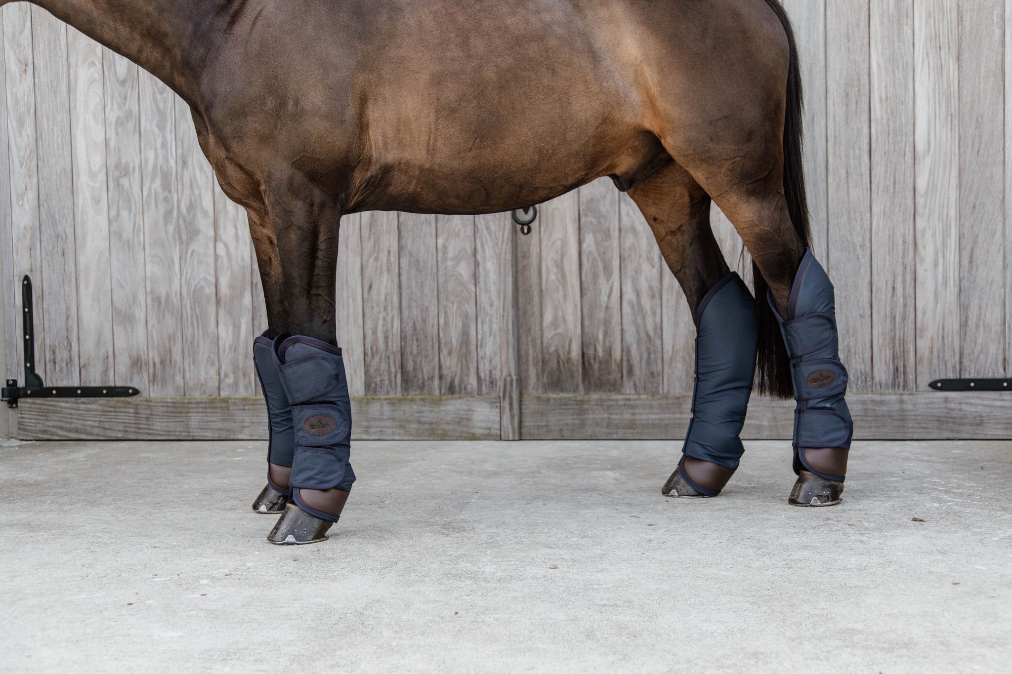 Strong and comfortable, the Kentucky Horsewear Travel Boots protect the tendon and fetlock area, including the pastern and hocks of your horse during transport. Thanks to the durable materials the travel boots will protect your horse for every journey.