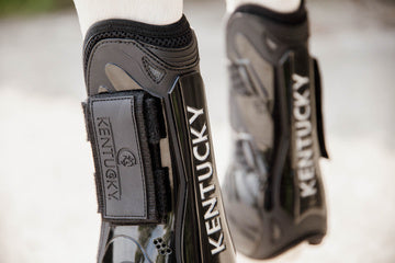 Kentucky Vegan Tendon Boots Bamboo Shield with Velcro fastening are now available following years of research and development. The Kentucky Bamboo Shield Replaces the Kentucky Tendon Boot.   Bamboo has the best tensile strength and also avoids penetration of sharp objects.  Thanks to great results from testing, the bamboo shield is now used to protect the horse’s tendon area.
