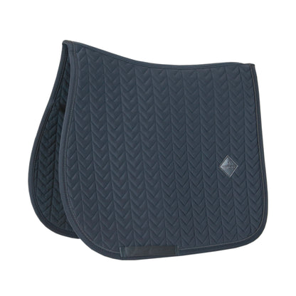 The Kentucky Saddle Pad Fishbone Jumping pad is shaped for jumping and provides excellent cushioning between the horse’s back and the saddle while protecting against friction. 