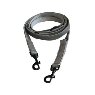 Keep your dog seen at night with the Kentucky reflective dog lead.   Ensure your dog maximum visibility and safety with this Dog Lead Reflective! Strong and comfortable for your dog, this dog lead is 100% reflective while being classy and discrete. The Dog Lead Reflective features a ring to attach our matching Dog Collar Reflective.