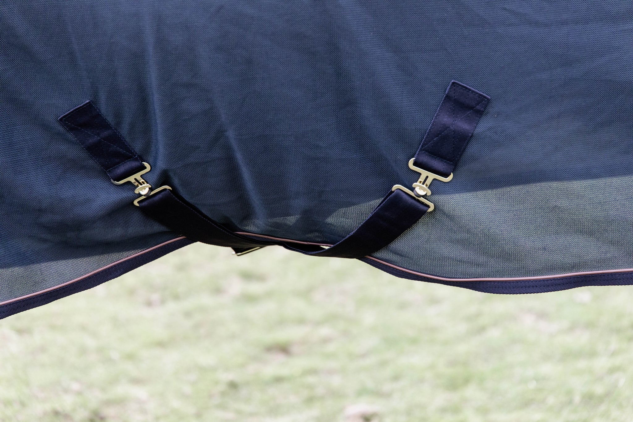 The Waterproof combo fly rug classic protects your horse from flies and rain. The rug is therefore perfect for rainy, yet warmer days from spring through fall. The combination of materials make the rug extremely breathable, so your horse will be comfortable at all times.