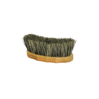 This varnished brush is filled with grey Tampico, a vegetable fiber that is generally used to make ropes. This makes it a very hard brush, ideal in extreme weather conditions when the horses’ coat is so muddy. You can also use it on the hoofs. The brush has a banana form, for a better grip. 