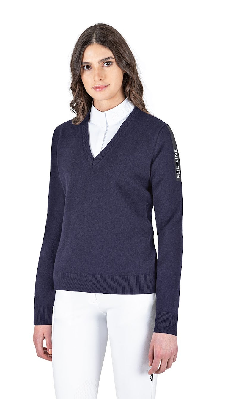 The Equiline Cinoc Pullover is the perfect jumper for training or to complete your competition look.   This knitted V neck sweater is is finished with contemporary black table town the sleeve with Equiline written in White.  Available in Cobalt Blue or Black.