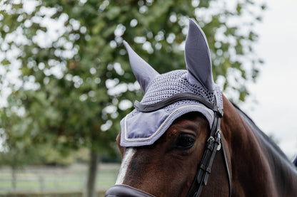 The velvet Wellington fly veil by Kentucky is a timeless and understated design. With a simple velvet design and finished with with a gold trim.