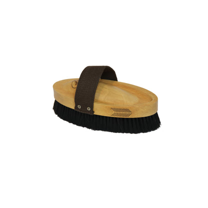 This varnished oval brush is filled with short hard nylon bristles to help distribute the oil of the coat and produce a shiny, glowing coat. The bristles in the centre are smoother for a better action. It is ideal to use in winter, on horses with a thicker coat.
