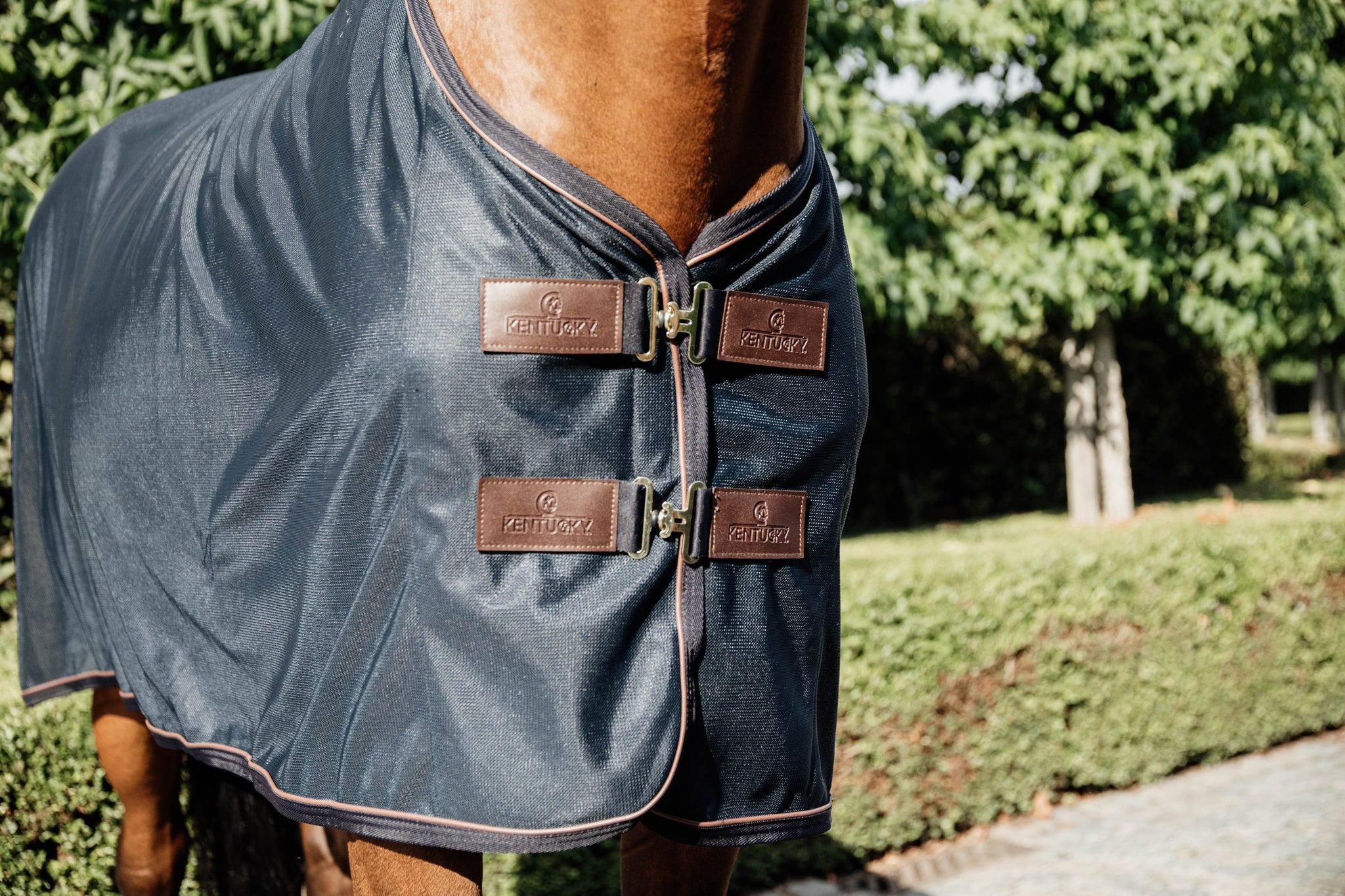 This Fly sheet will be your horse’s best friend during summer. Some horses have sensitive skin and need some extra protection in the stables against flies. Kentucky have developed a light rug to prevent your horse from any bugs at the stable.