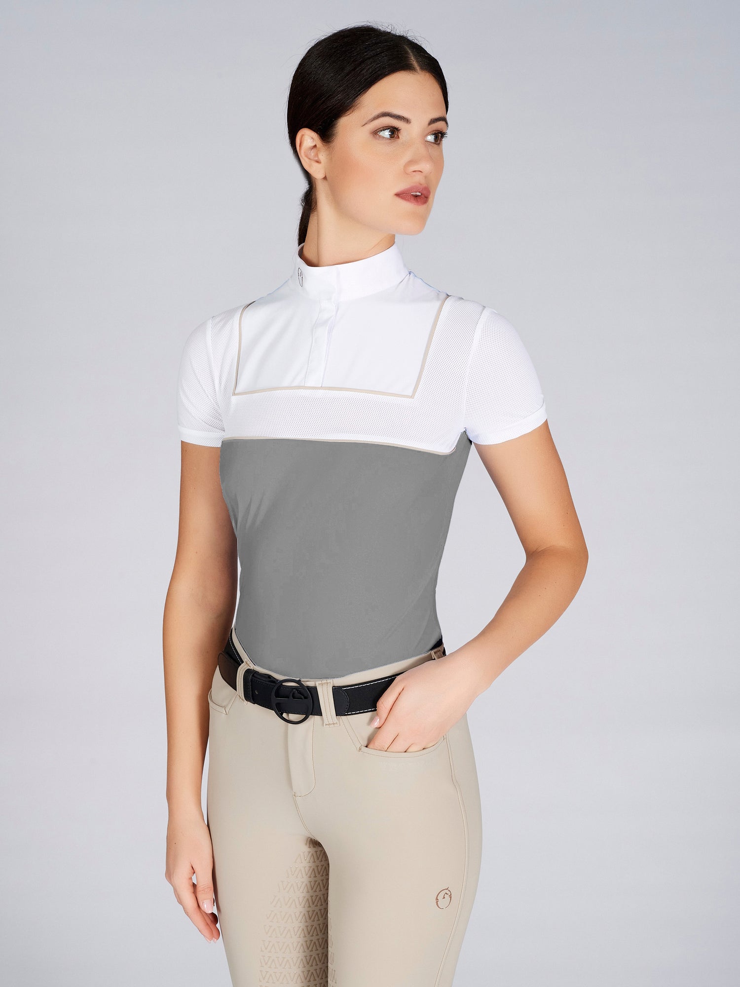 The Vestrum Bellaria Sage Show Shirt is stunning. The shirt is made from a luxury bi stretch jersey. The mesh insert in on stage sleeve and chest giving a modern twist. Beige piping insert to finish the look.  Coordinate with Vestrum beige and sage breeches and Canberra Navy jacket.