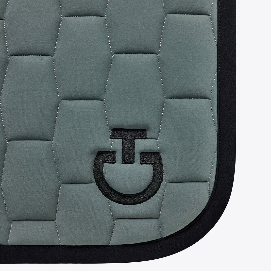Jumping saddle pad with wave quilting and an embroidered logo on the side. This accessory has an outer performance fabric face that’s lined in waffle texture cotton fabric on the inside.
