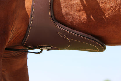 Kentucky stud girth made with artificial leather making it supple and comfortable and very easy to care and maintain. Made in an anatomical shape to mould around your horse and offer them maximum protection. 