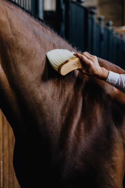The Middle Brush Long is perfect for a fast overbrushing of your horse and rugs.