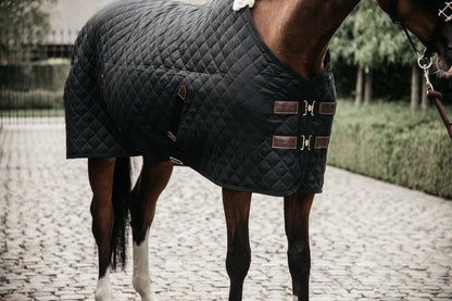 Kentucky Horsewear Stable Rug 400g   The Kentucky Stable Rug 400g is a stand out product from Kentucky Horsewear from their latest range. For any horse this is a very comfortable rug, a must-have for clipped horses or horses with sensitive skin. A lovely product, it is able to offer great warmth and comfort and it’s also a very easy to use rug for any rider. As well as being able to offer warmth, it is also highly breathable thanks to the combination of the materials.