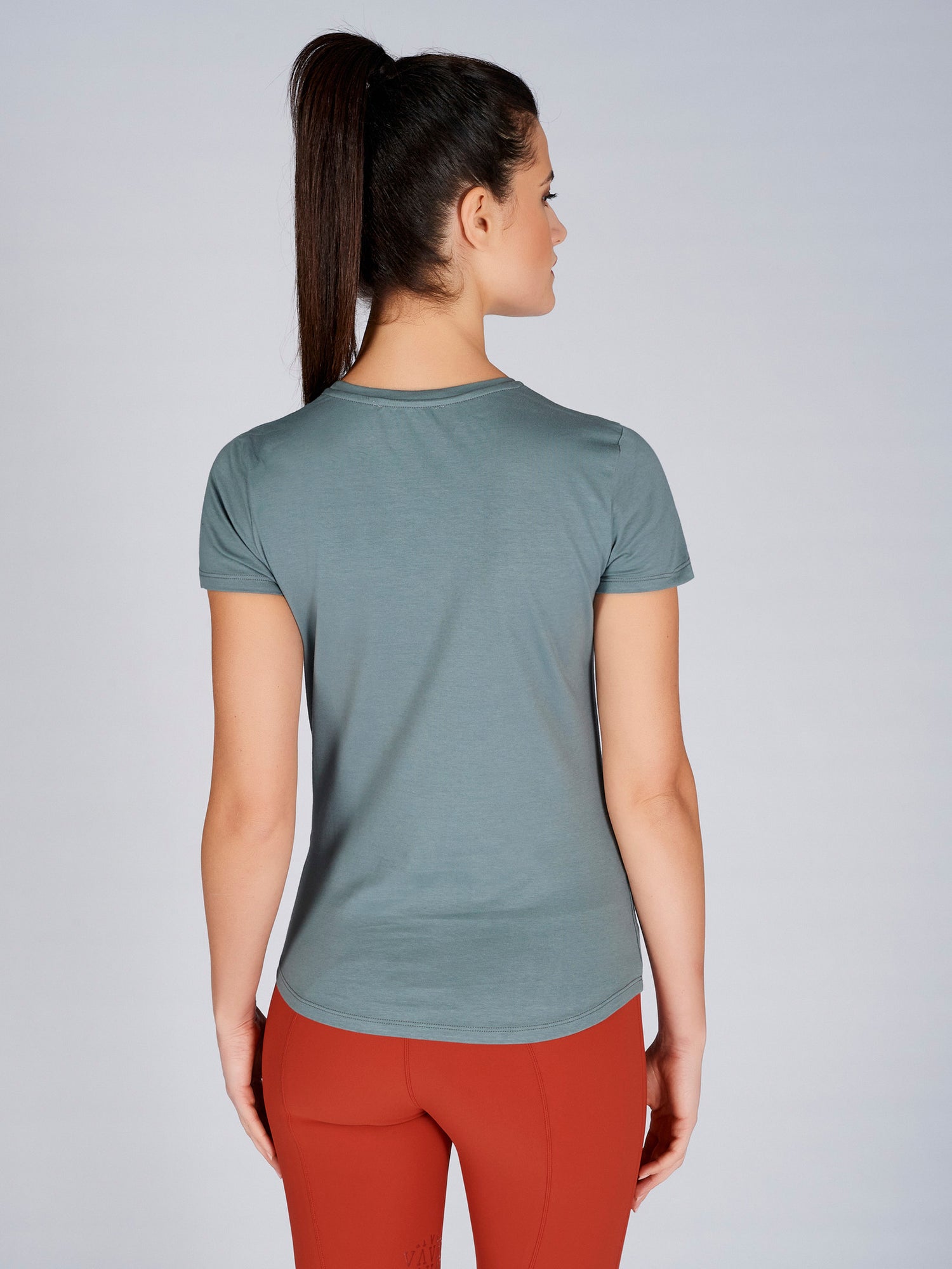 The Vestrum Monterosso Sage S/S T Shirt is perfect for the update for your casual and training wardrobe. Made from a soft bi stretch cotton elastane jersey for maximum comfort. Featuring the Vestrum graphic logo across the front.  coordinate with the Syracuse sage green breeches to complete the look. 
