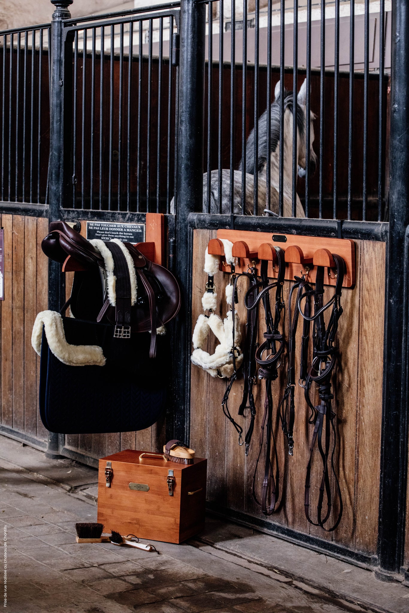 The Kentucky Bridle Rack will soon become a must have in your tack room! It is made out of bamboo which makes it extra resistant and easy to clean. It gives you space to hang 5 bridles or halters. The 5 extra golden hooks give this rack a classy look, as long as the possibility to hand breastplates or leads.