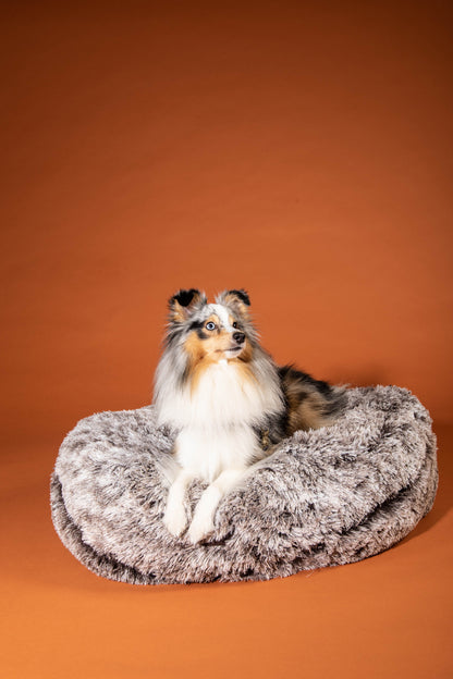 The Kentucky Comfort Donut dog bed has been specially designed to help your dog relax and sleep peacefully.  Its donut shape and comfortable fake fur makes the dog feels secure like in a nest, providing ultimate relaxation.