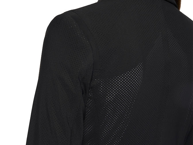 The Cavalleria Toscana Black All Over Perforated Jacket is perfect for the summer shows allowing you to look smart without getting too hot. The CT jacket still has the same exquisite tailoring you expect from the Italians whilst allowing great freedom of movement and breathability. The jacket has a lightly lines front with all over perforated design. The CT logo on the sleeve with a elegant lone detail over the sleeve head to finish off this sophisticated design.