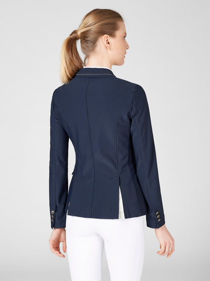 The Vestrum Canberra Navy competition jacket has a contrast detailing. This unlined  women’s competition jacket is made from a technical high performance knitted fabric that is very strong and makes it perfect for competitions. The fabric is also soft enough to guarantee freedom of movement for every body shape whilst. Riding. This extremely flattering cut makes this a popular choice for elegance and performance.