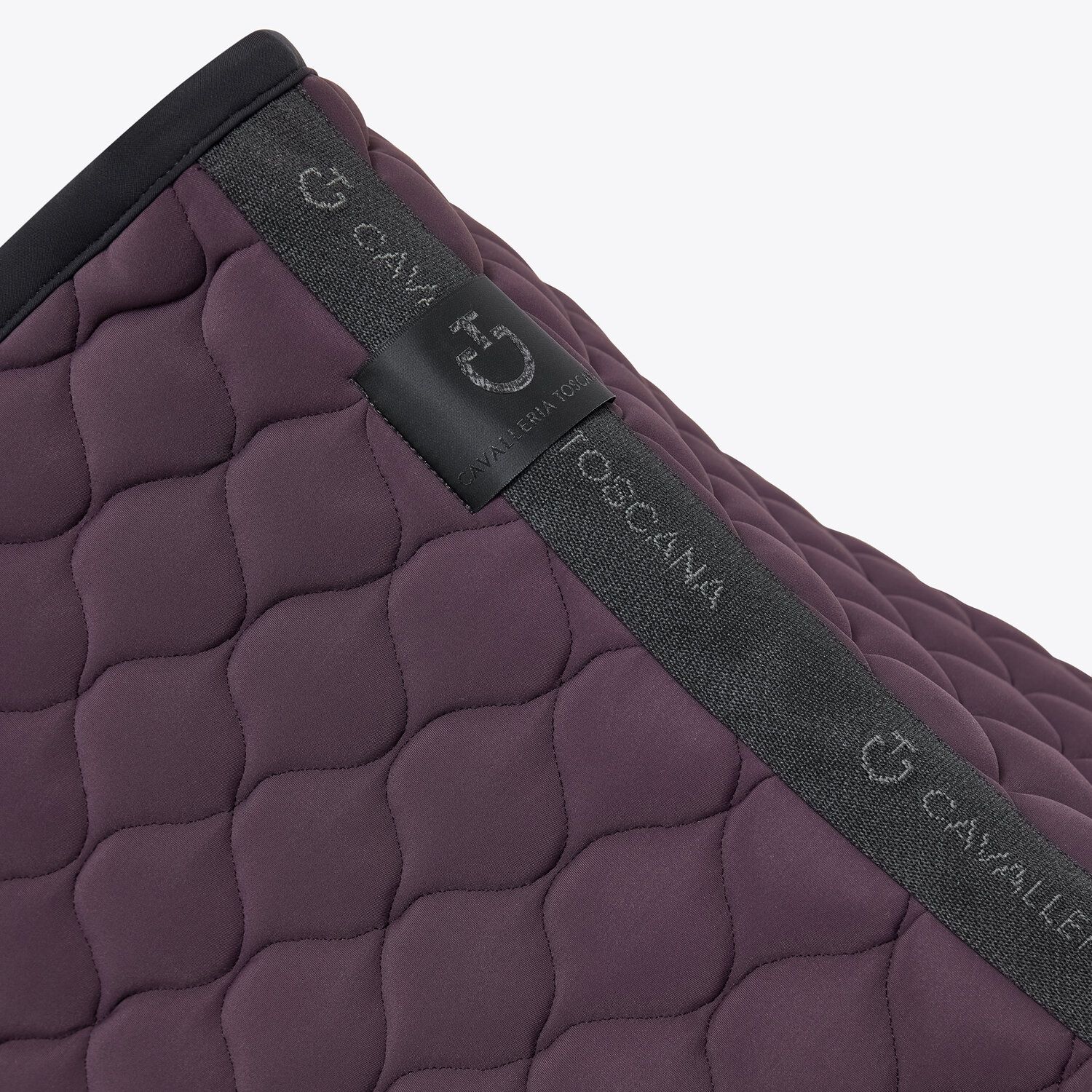 The Cavalleria Toscana dark purple saddle pad is cut for an anatomic fit to ensure the comfort of your horse, and security over every obstacle on the course. The outer face in performance fabric is lined with a thin layer of padding and breathable, antibacterial waffle-texture cotton fabric. 