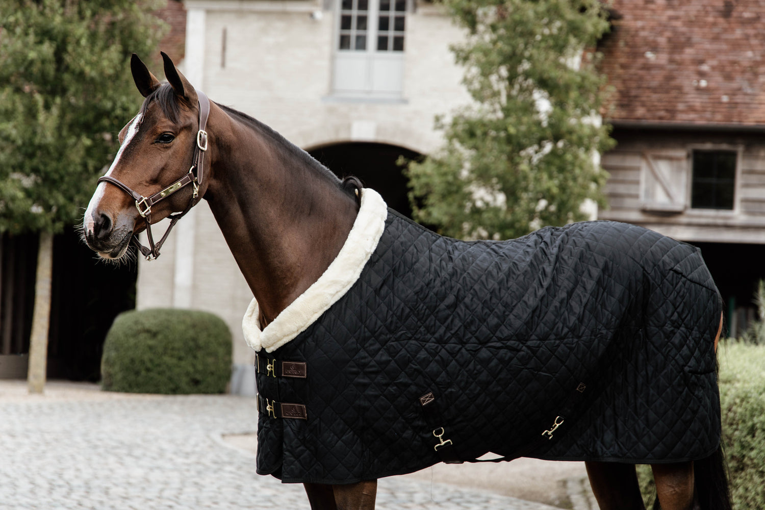 The Kentucky Horsewear Show Rug  has a contoured shape gives the perfect fit. The Faux fur creates tiny air pockets and as a result traps air, retaining the horses body heat.   The luxurious soft artificial fur lining prevents rubbing whilst providing ultimate comfort and warmth for your horse.
