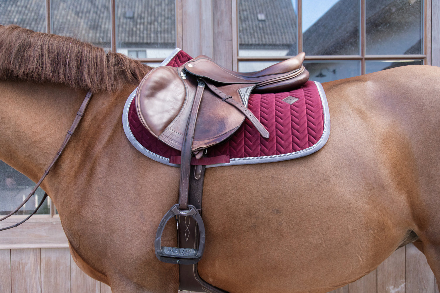 This beautiful contrast saddle pad is from Kentucky’s velvet collection. Designed in their super soft velvet in fishbone quilting and finished with a contrast colour trim.  Made with a cotton and polyester mix on the inside, to absorb sweat and moisture and provide maximum breathability so your horse stays comfy whilst looking good.  Machine washable at 30 degrees  Do not tumble dry 