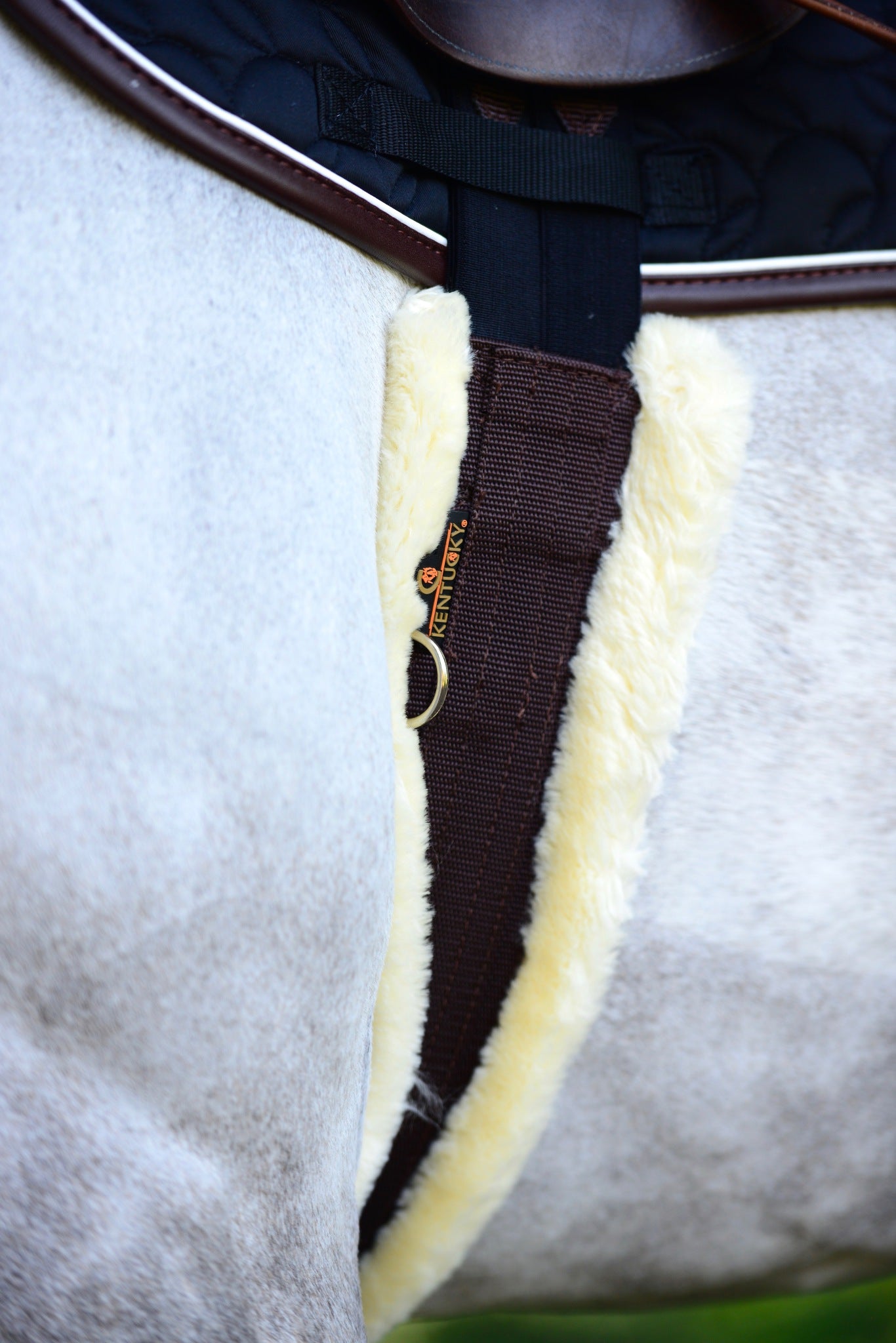 The Kentucky sheepskin Girth with nylon fleece lining is one of Kentuckys classic products thanks to its many qualities! Words like flexibility, softness, resistance, lightness and comfort describe this girth perfectly.
