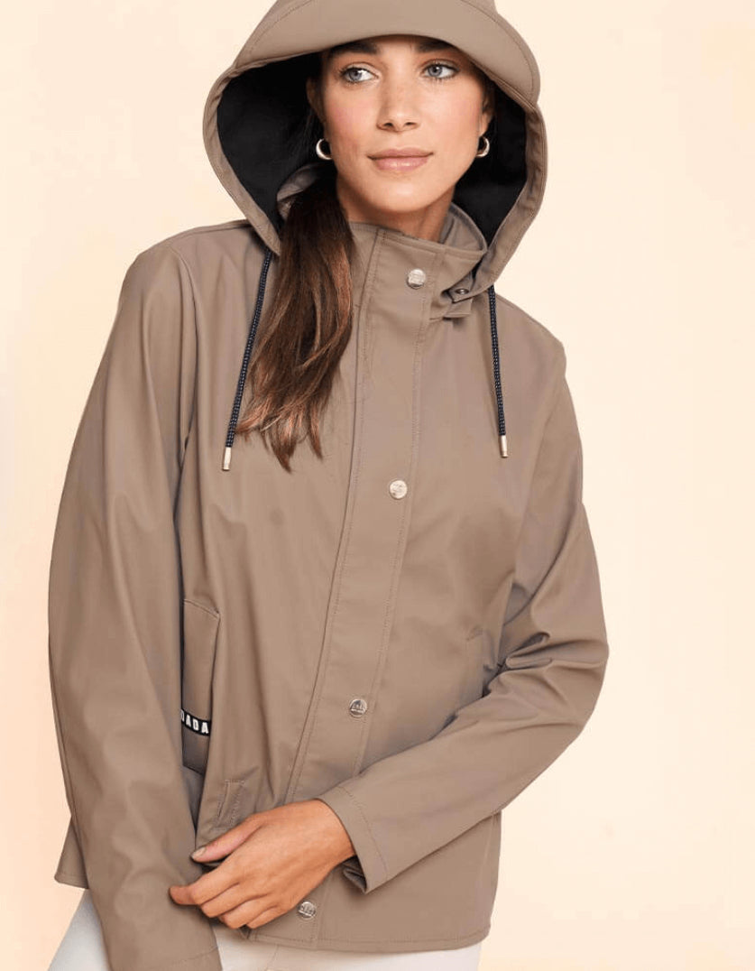 Short rain coat compatible with Concorde airbag and the Zip in 2 airbag vest. Trapeze shape, removable hood. The fabric is waterproof. Mesh underarm yoke for a better breathability. Tempo can be worn with or without the Concorde and Zip&