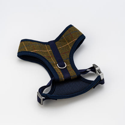 Hugo and Hudson Dark Green Tweed Harness   The green dog harnesses are designed to help prevent your dog from pulling, whilst reducing pressure on their neck. The harness is designed so your dog will look and feel great, with four different sizes, that are adjustable , are available to get the perfect fit.