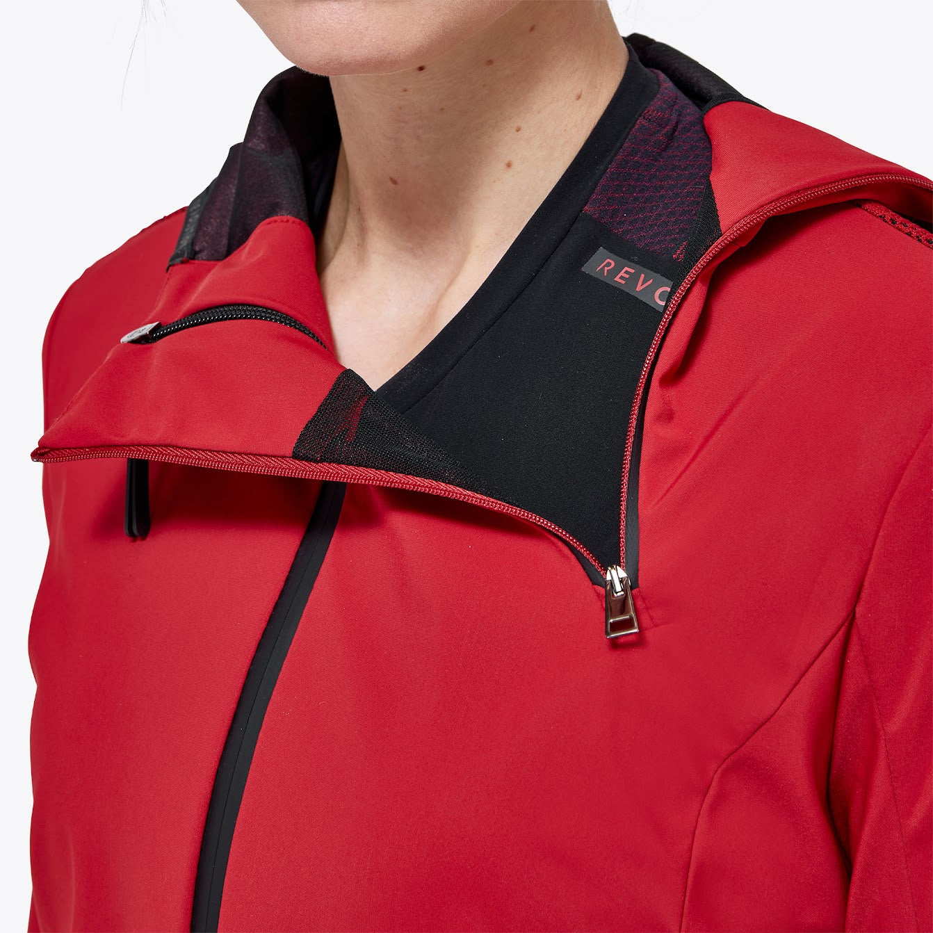 The Cavalleria Toscana Red Revo Jersey Tech Knit Hooded Soft shell jacket is so versatile. The iconic Revo mesh back gives mum movement and flexibility. Side zips and optional neck opening and zip pockets make this jacked is exceptional practical and functional too. As well as looking stylish and on trend.