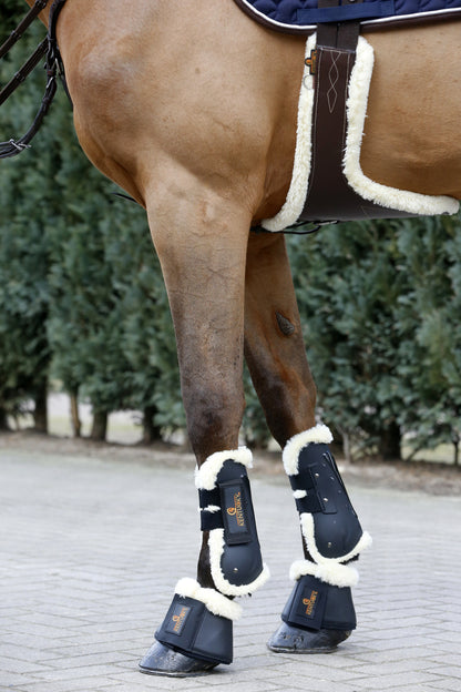 Kentucky stud girth has a wide protective plate The Kentucky Horsewear Sheepskin StudGirth is anatomically shaped offering comfort and safety when jumping while limiting the risk of injuries caused by horseshoes or studs