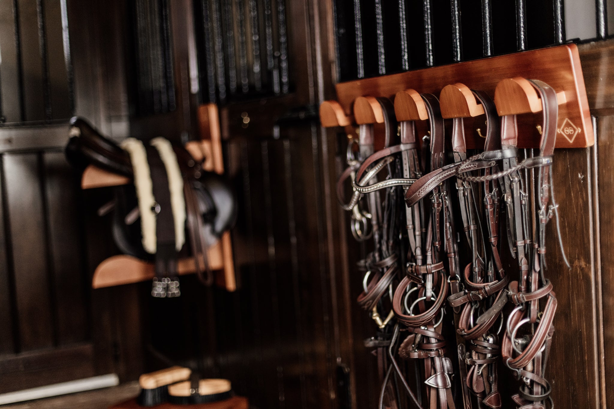 The Kentucky Bridle Rack will soon become a must have in your tack room! It is made out of bamboo which makes it extra resistant and easy to clean. It gives you space to hang 5 bridles or halters. The 5 extra golden hooks give this rack a classy look, as long as the possibility to hand breastplates or leads.