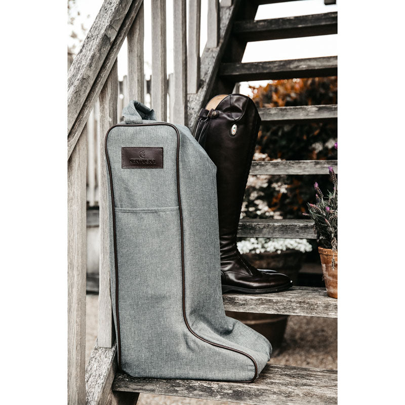 The Kentucky Horsewear Boot Bag offers protection to your riding boots during transportation, at shows and also at home.  The Bag is lined with luxurious artificial faux fur on the inside to avoid scratches on the soft leather of your riding boots.  The tag  features a Kentucky name tag on the front can be turned over and personalized.  The bag had two handles on the top and a nylon carry to strap that can be adjusted to make it easy to carry. 