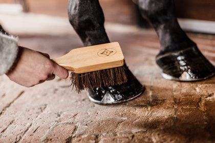 The Kentucky hoof brush. This varnished bamboo brush is filled with natural oiled palmyra, a fibre that is generally used to make brooms, making it a hard and durable brush, ideal to use on your horses’ hoofs to remove sand and dirt. The brush has a handle, for a better grip and a small Kentucky engraving on the back.