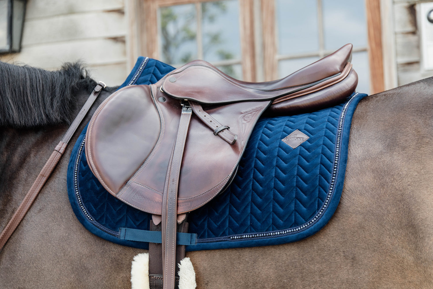 The Kentucky velvet saddles pad with self coloured pearls exudes luxury. Vegan Friendly leather Kentucky patch finishes the look