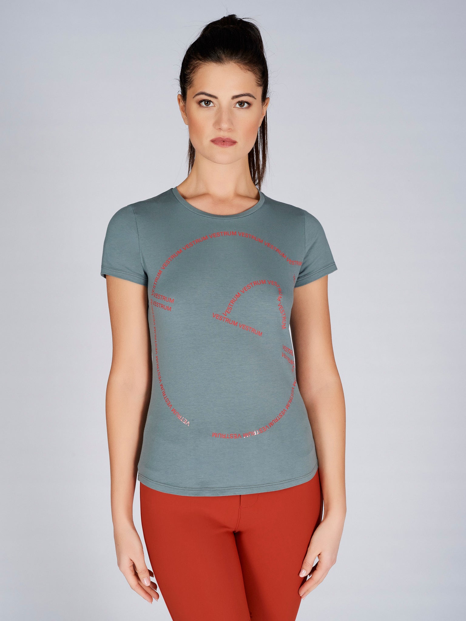 The Vestrum Monterosso Sage S/S T Shirt is perfect for the update for your casual and training wardrobe. Made from a soft bi stretch cotton elastane jersey for maximum comfort. Featuring the Vestrum graphic logo across the front.  coordinate with the Syracuse sage green breeches to complete the look. 