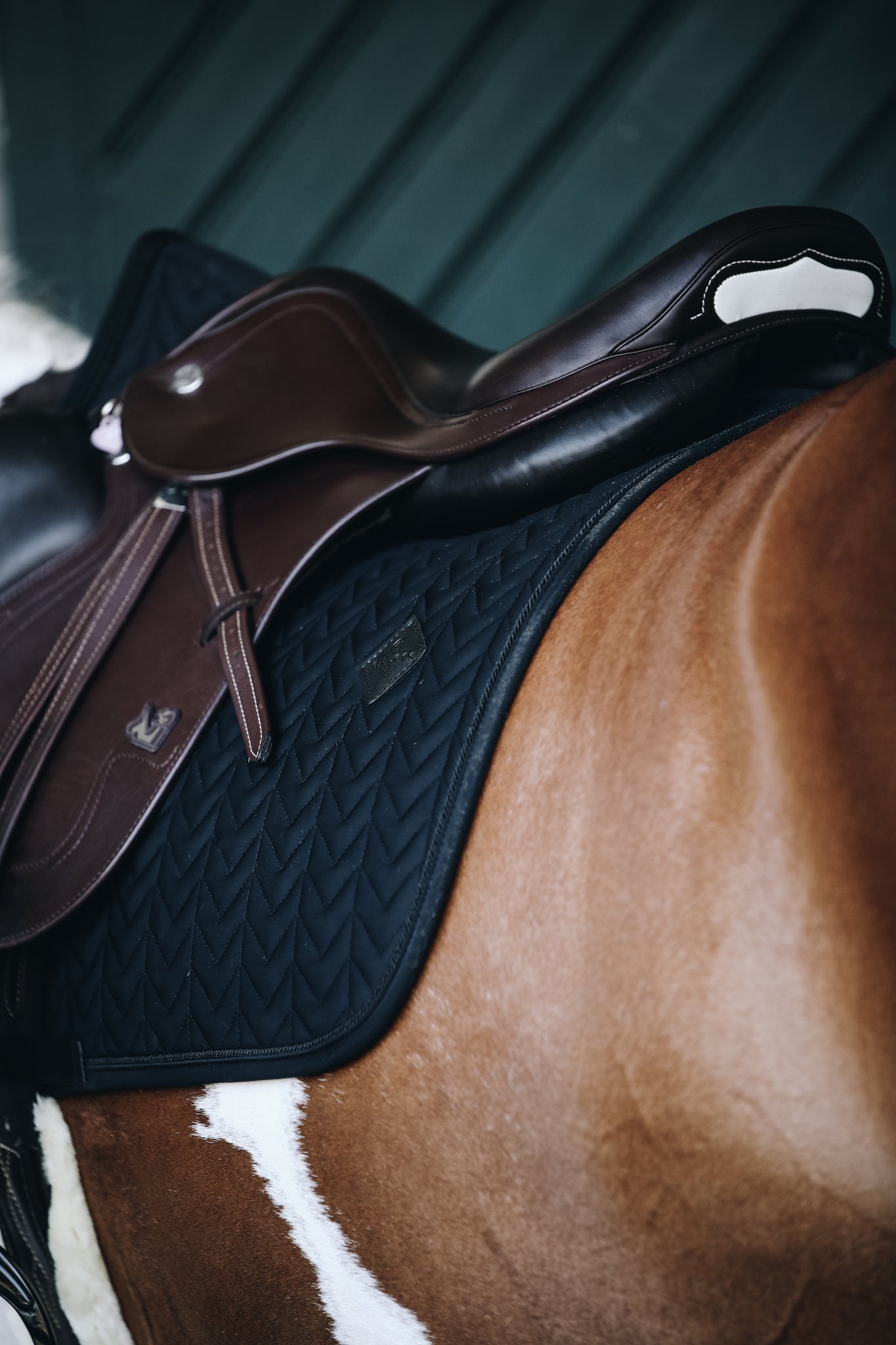 The Kentucky Saddle Pad Fishbone Jumping pad is shaped for jumping and provides excellent cushioning between the horse’s back and the saddle while protecting against friction. 