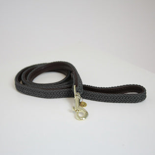 The Kentucky Plaited Nylon Dog lead is made of artificial leather on the back and the buckle / end (100% animal and vegan friendly) and has a nylon braided design on the face. 