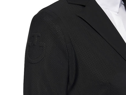 The Cavalleria Toscana Black All Over Perforated Jacket is perfect for the summer shows allowing you to look smart without getting too hot. The CT jacket still has the same exquisite tailoring you expect from the Italians whilst allowing great freedom of movement and breathability. The jacket has a lightly lines front with all over perforated design. The CT logo on the sleeve with a elegant lone detail over the sleeve head to finish off this sophisticated design.