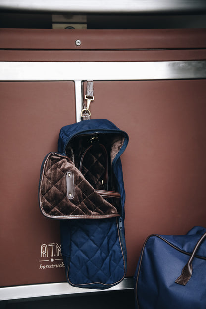 The Kentucky Horsewear Bridle Bag offers protection to your bridles during transportation, at shows or at home. The Bridle Bag has artificial rabbit skin on the inside to avoid scratches on the leather. It features a hook on the inside to easily attach your bridle. The name tag on the front can be turned over to be personalized.