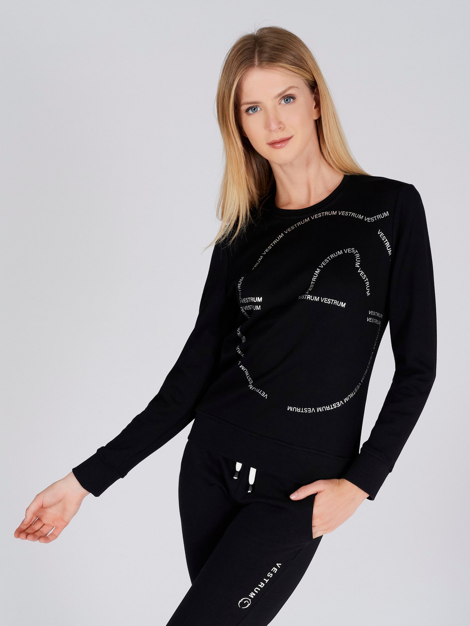The Vestrum Roseto Black Sweatshirt has a metallic Vestrum graphic design on the front. The sweatshirt is made from a soft cotton elastane stretch jersey fabric for maximum comfort. 