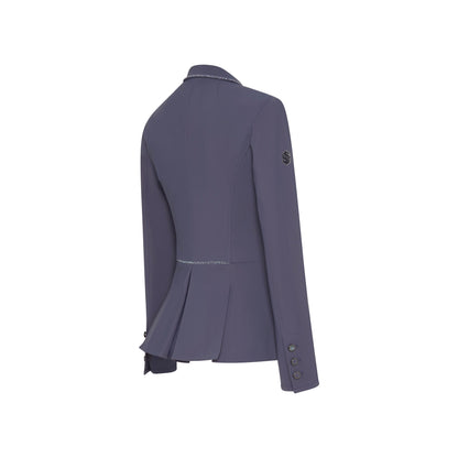 The Samshield Victorine Slate Grey Crystal Fabric jacket pairs breathable, high stretch fabric with an incredibly flattering design thanks to the long fan finish on the reverse and shorter cut at the front, allowing the rider to feel and perform at their best. 